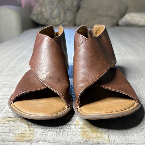 Born Woman’s Sandals Iwa Leather Flat Back Zip Open Toe Brown Size 7M - Picture 2 of 7
